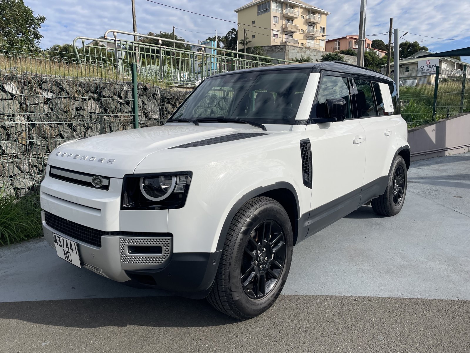 LAND ROVER DEFENDER 3L HYBRIDE SI6 400 d'occasion, vue principale