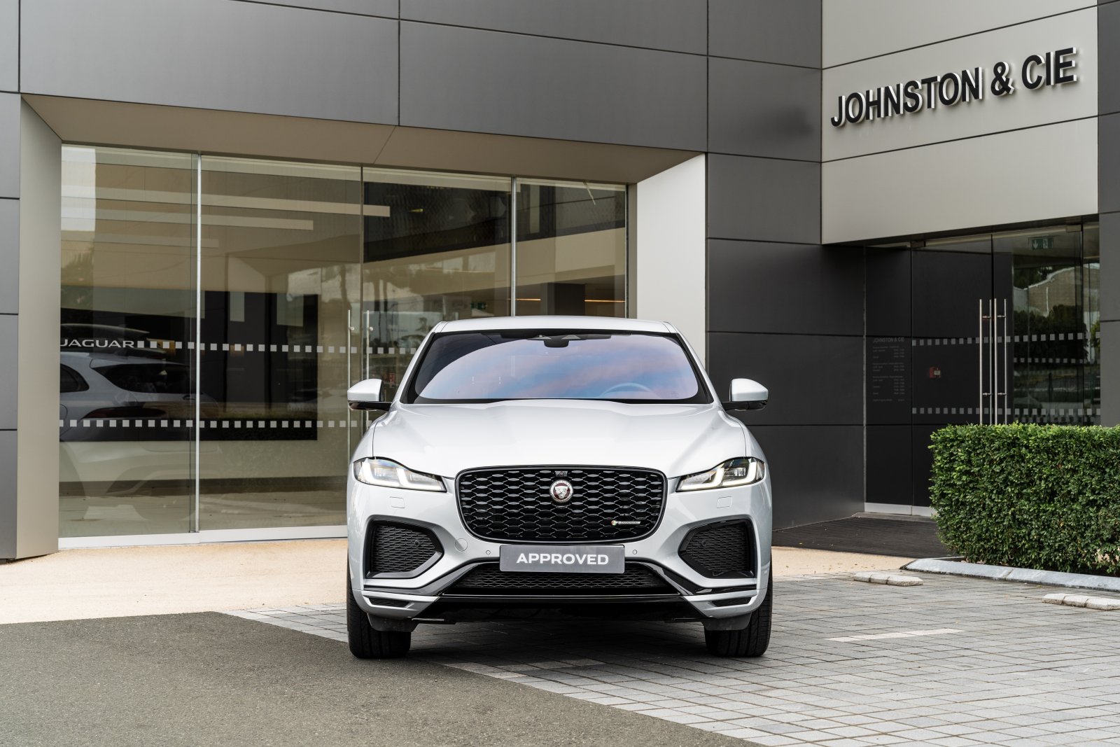 JAGUAR F-PACE SE R-DYN 2.0L ESS 250 CH BVA 4X4 d'occasion, photo 2