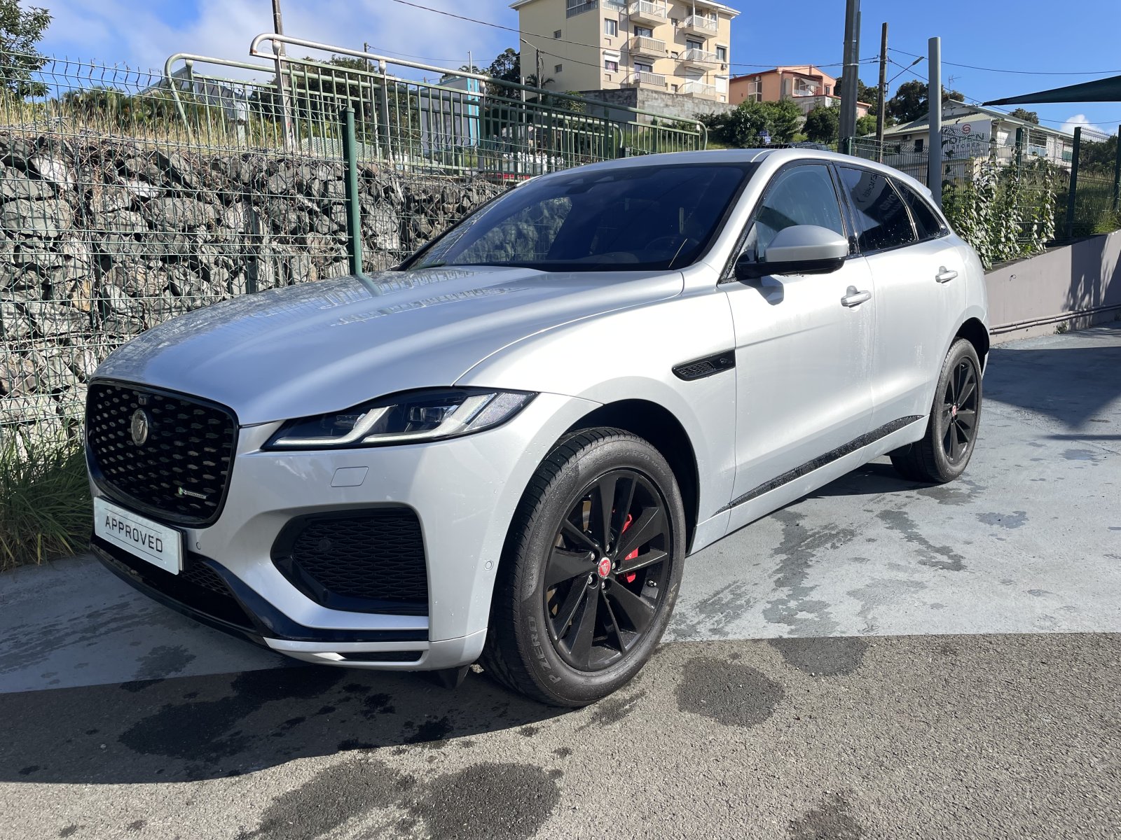 JAGUAR F-PACE SE R-DYN 2.0L ESS 250 CH BVA 4X4 d'occasion, vue principale