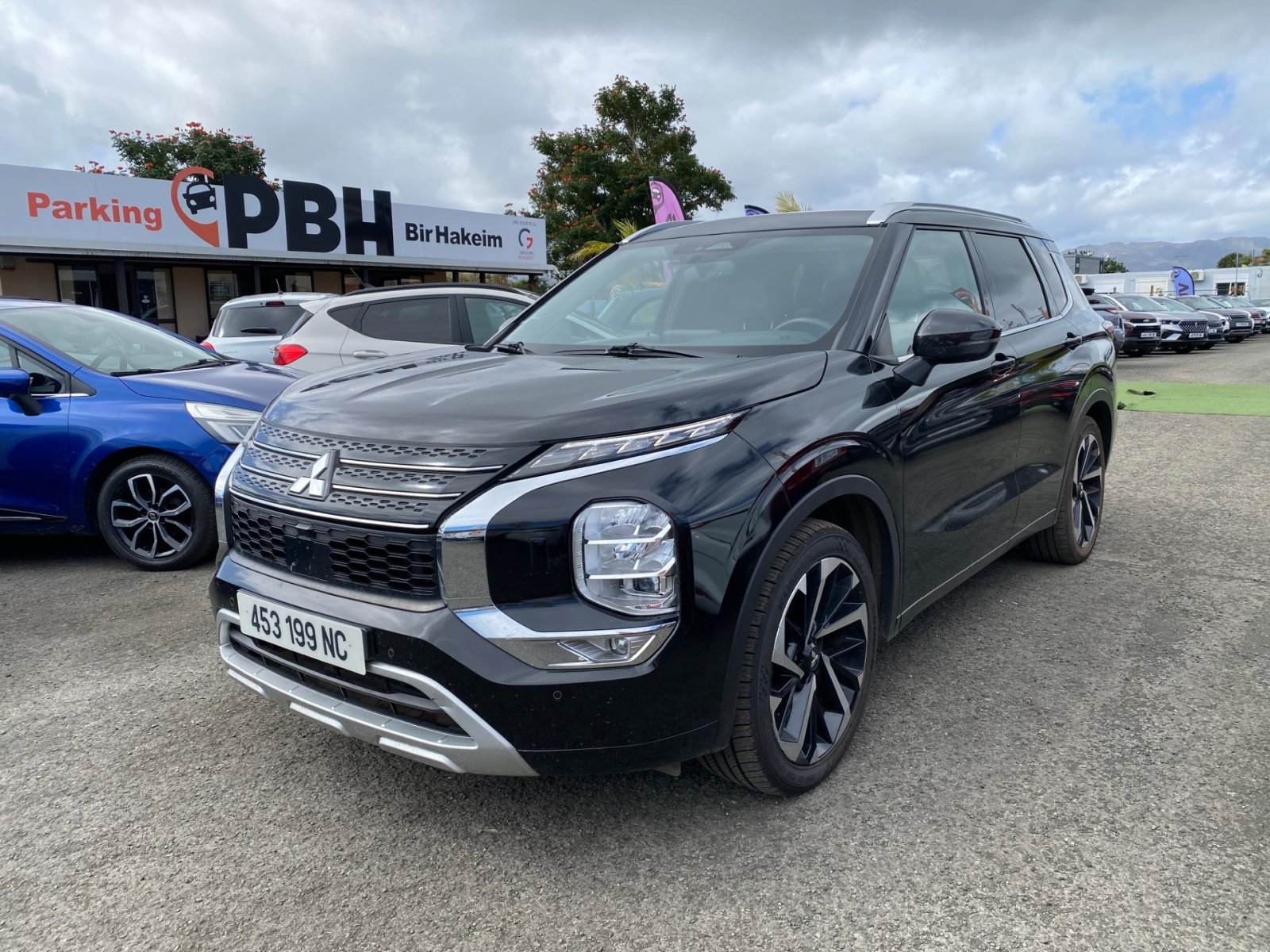 MITSUBISHI OUTLANDER P-LINE 2,5L 184CV BVA d'occasion, vue principale