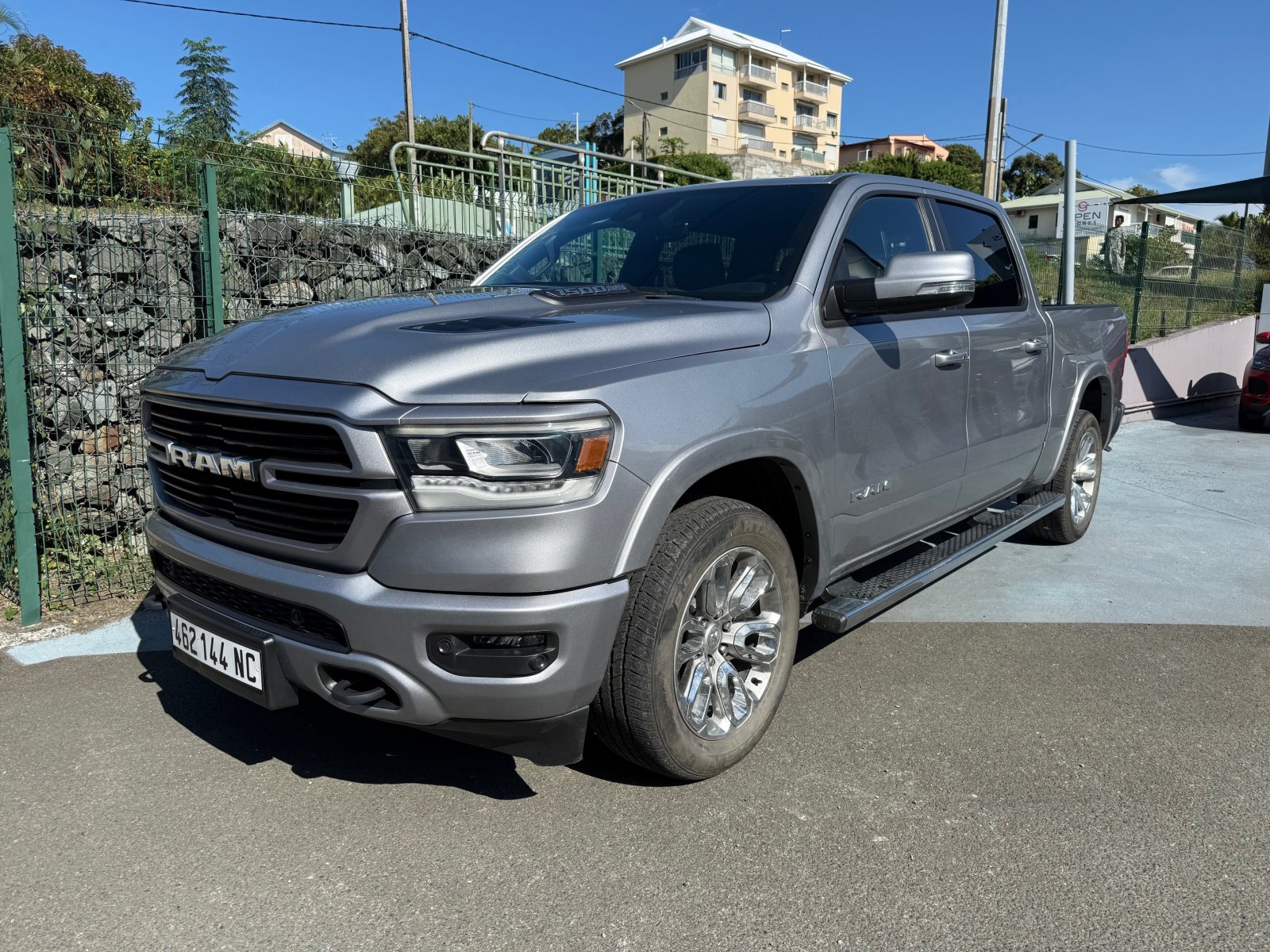 DODGE RAM1500 CCAB LAR SPORT SRB 4X4 5.7V8 ESS 395CH BVA d'occasion, vue principale
