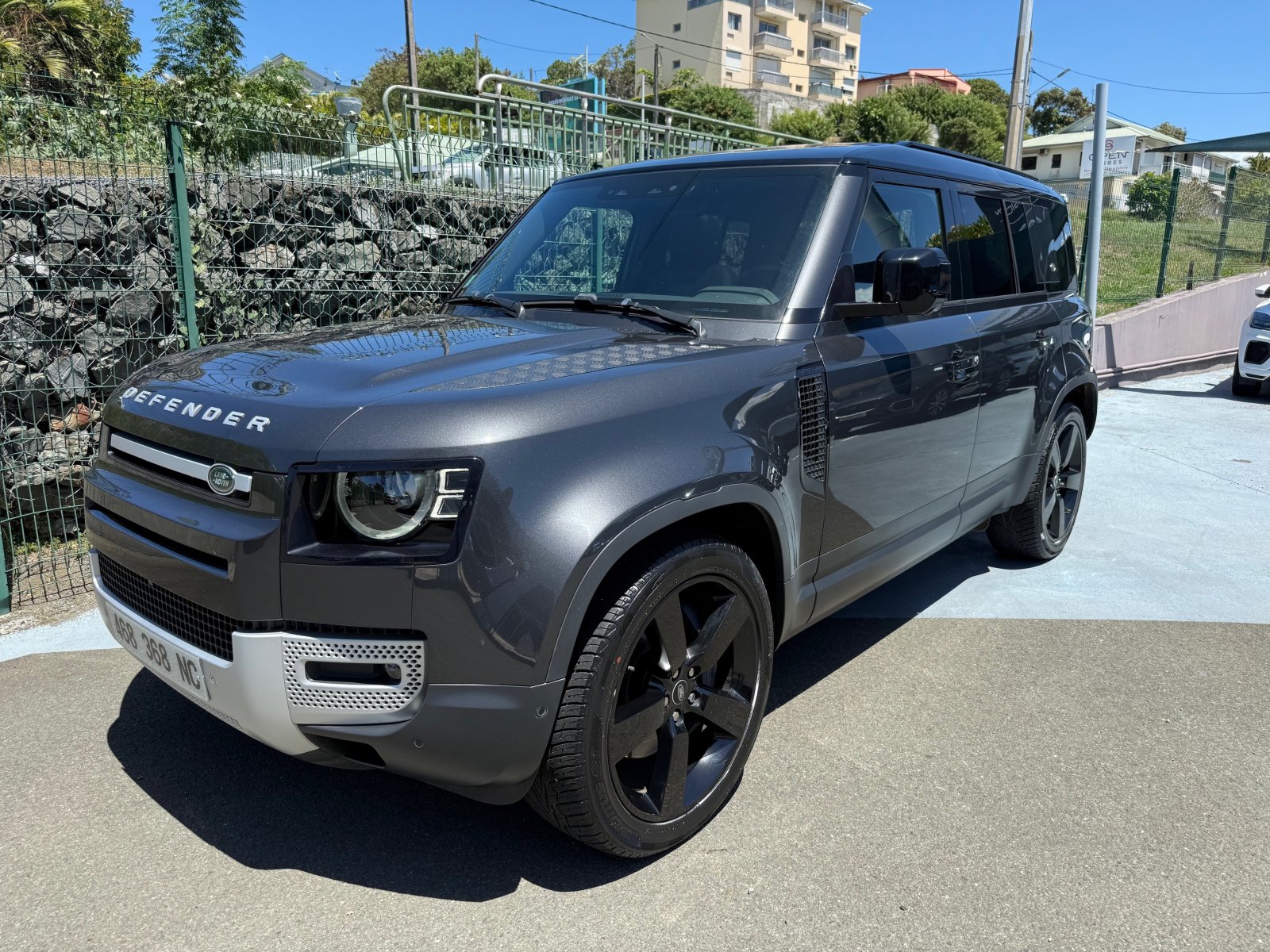 LAND ROVER DEFENDER 110 SE BVA 2.0L 300 CH d'occasion, vue principale